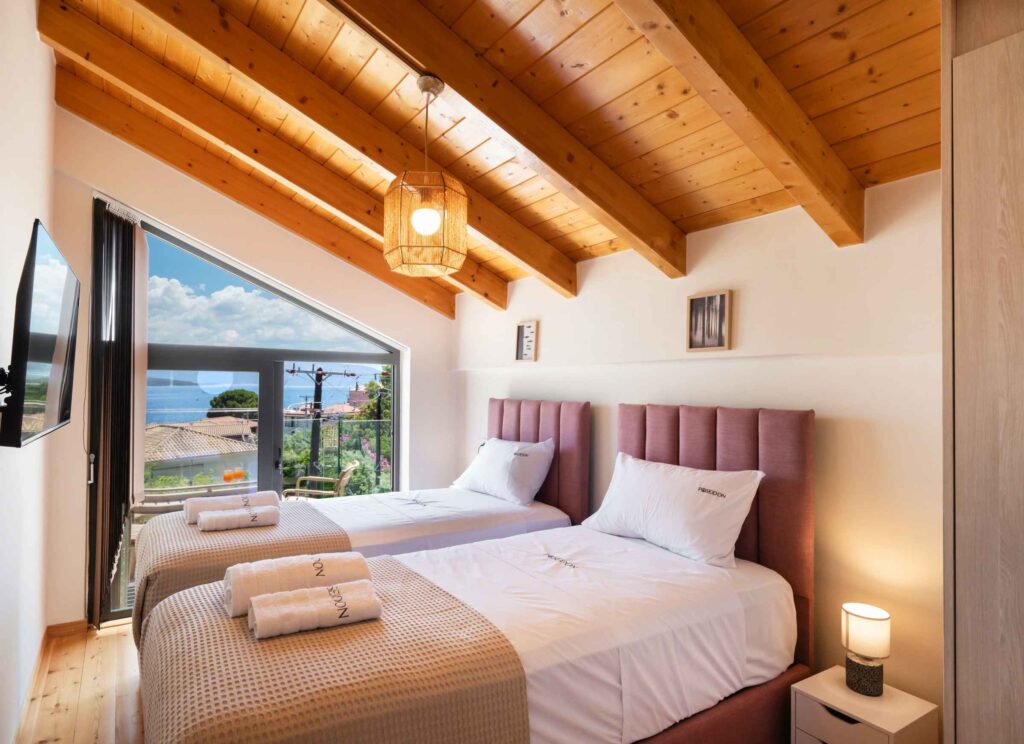 Twin bedroom at Poseidon Maisonette in Nikiana, Lefkada, featuring two comfortable single beds and a bright, welcoming atmosphere.